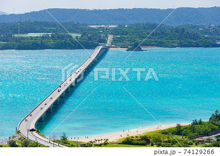展望台から見たエメラルドグリーンの海と長い橋 沖縄県古宇利島 展望台から見たエメラルドグリーンの海と長い橋 沖縄県古宇利島 74129266