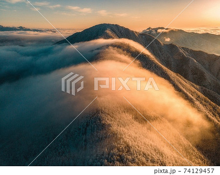 冬山　雲海　空撮 74129457