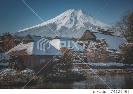 冬の忍野八海 74129465