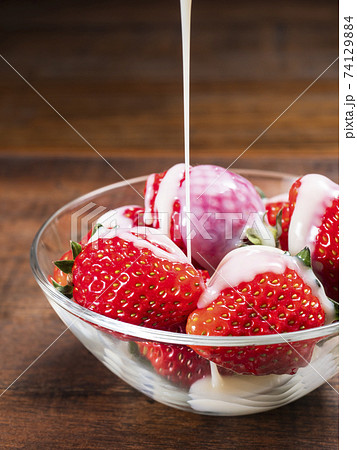 イチゴに煉乳をかける イチゴに煉乳をかける 74129884