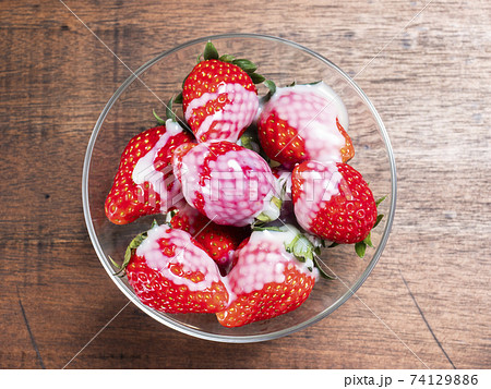 イチゴに煉乳をかける 74129886