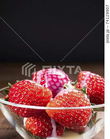 イチゴに煉乳をかける 74129907