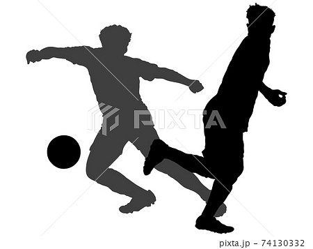 ボールを取り合うサッカー選手のシルエットのイラスト素材
