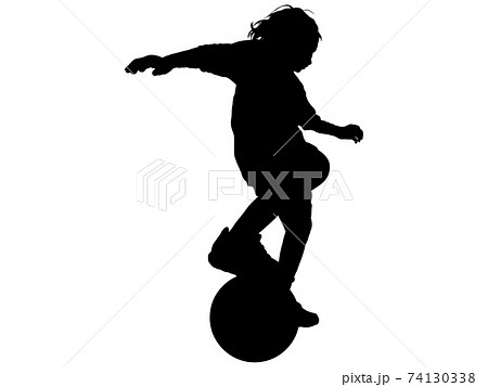 ボールをさばくサッカー少年のシルエットのイラスト素材