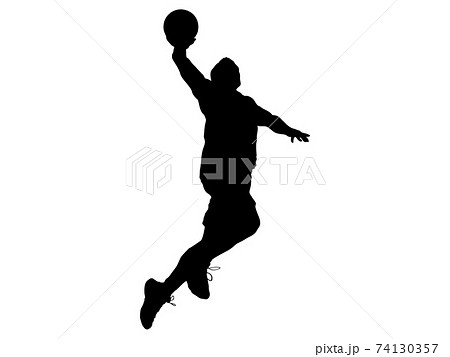 ダンクシュートをするバスケットボール選手のシルエットのイラスト素材