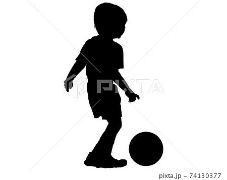 サッカーをする子供のシルエットのイラスト素材