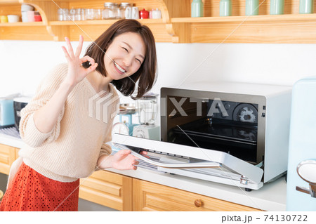 料理をする女性　オーブン 74130722