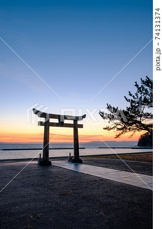 夜明けの海（川原大池公園・池の御前神社より天草を望む） 74131374