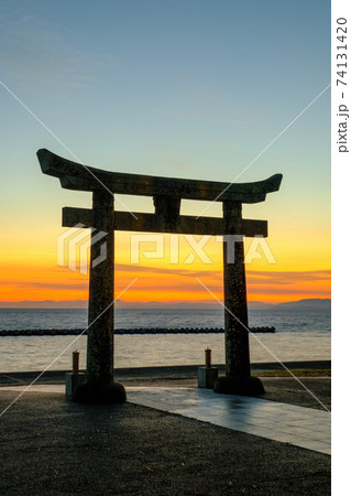 夜明けの海(川原大池公園・池の御前神社より天草を望む) 夜明けの海(川原大池公園・池の御前神社より天草を望む) 74131420