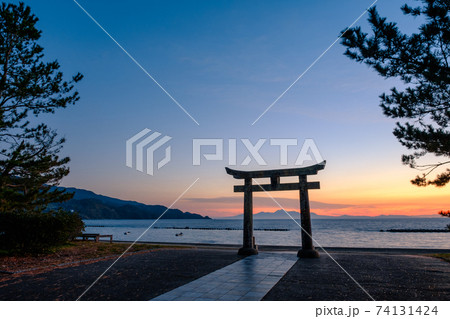 夜明けの海(川原大池公園・池の御前神社より島原を望む) 夜明けの海(川原大池公園・池の御前神社より島原を望む) 74131424