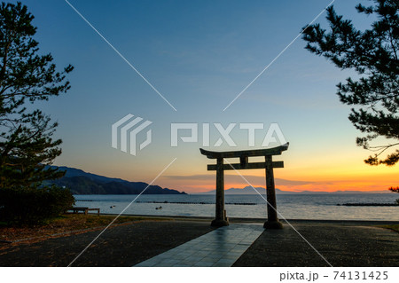 夜明けの海(川原大池公園・池の御前神社より島原を望む) 夜明けの海(川原大池公園・池の御前神社より島原を望む) 74131425
