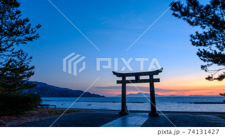 夜明けの海(川原大池公園・池の御前神社より島原を望む) 夜明けの海(川原大池公園・池の御前神社より島原を望む) 74131427