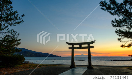 夜明けの海(川原大池公園・池の御前神社より島原を望む) 夜明けの海(川原大池公園・池の御前神社より島原を望む) 74131445