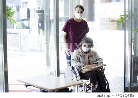 女性　ビジネス　介護士　ヘルパー　高齢者　シニア　車椅子　散歩 74131488