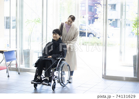 車椅子　病院　家族 74131629