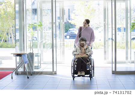 車椅子　病院　エントランス　自動ドア　 74131702