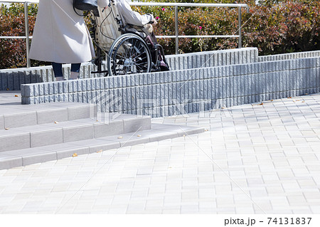 車椅子　病院　エントランス　自動ドア 74131837