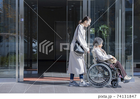 車椅子　病院　エントランス　自動ドア 74131847