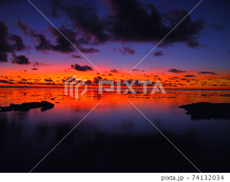 フレンチポリネシア タヒチ・モーレア島のビーチからの夕焼け空 フレンチポリネシア タヒチ・モーレア島のビーチからの夕焼け空 74132034