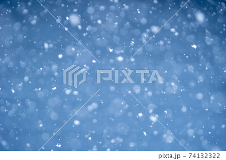 降雪　舞う雪　冬のイメージ 74132322