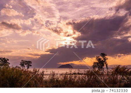 滋賀県長浜市　湖北野鳥センターからの琵琶湖の夕景 74132330