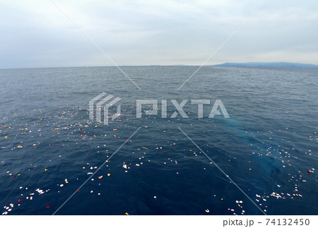 海洋散骨の風景、日本の新しい葬送の様式 74132450