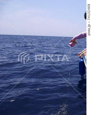 海洋散骨の風景、日本の新しい葬送の様式 74132468