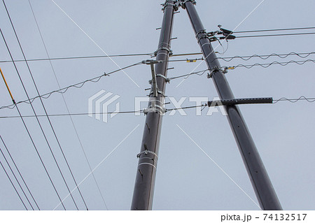 ブラウンのカラーポール 色のついた電柱の写真素材