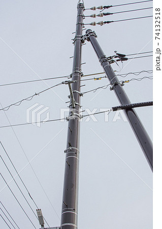 ブラウンのカラーポール 色のついた電柱の写真素材