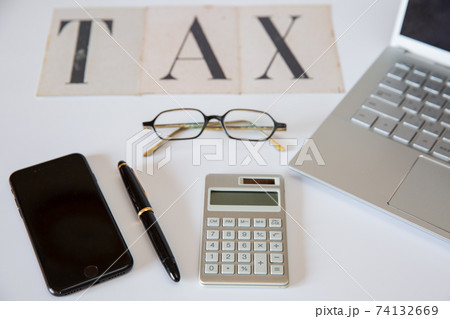 家と電卓と確定申告書 家と電卓と確定申告書 74132669