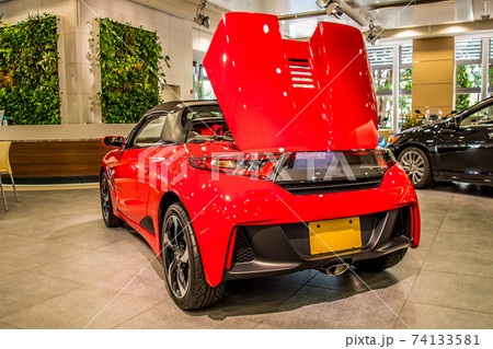 赤いスポーツカーを左後部から撮影 74133581
