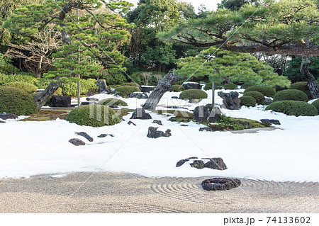 冬の日本庭園 雪の庭 真冬の庭景色 冬の日本庭園 雪の庭 真冬の庭景色 74133602