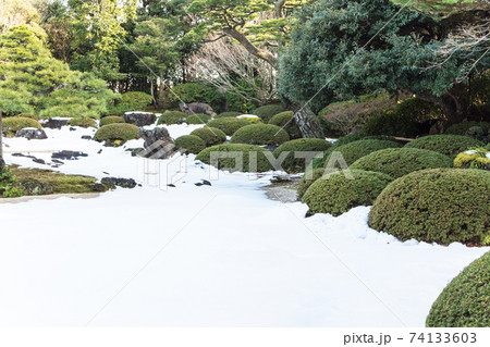 冬の日本庭園 雪の庭 真冬の庭景色 冬の日本庭園 雪の庭 真冬の庭景色 74133603
