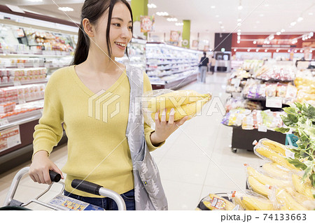 スーパーで買い物をする女性買い物客 74133663