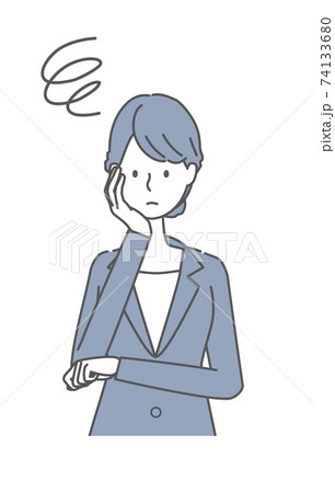困っているスーツを着た女性 74133680