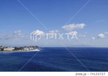 稲取岬と沖に位置する伊豆大島を望む 稲取岬と沖に位置する伊豆大島を望む 74133727