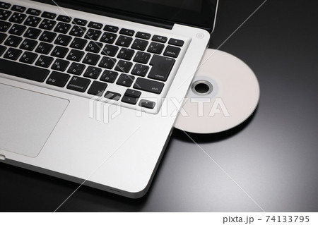 ノートパソコンとDVD ノートパソコンとDVD 74133795