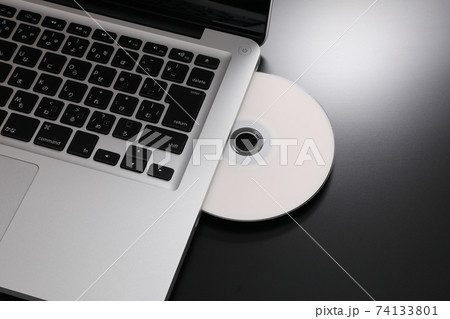 ノートパソコンとDVD ノートパソコンとDVD 74133801