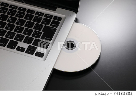 ノートパソコンとDVD 74133802
