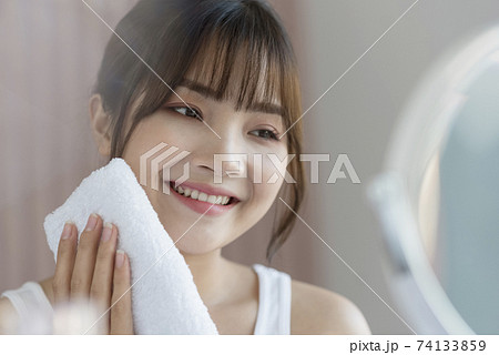 Washing face Washing face 74133859