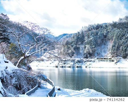 冬の音水湖の写真素材