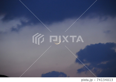 薄ら満月の三日月 74134813