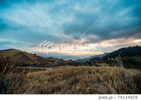 南阿蘇から見る阿蘇五岳の朝焼けの絶景 74134929