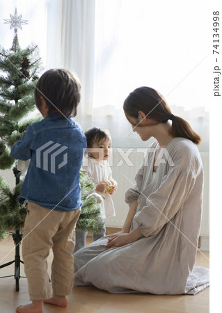 クリスマスの家族 74134998