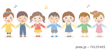 手をつないで歌う子供たち 74135405