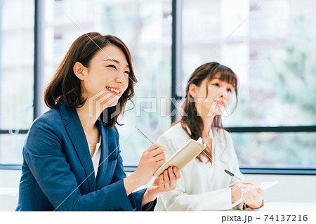 セミナーを受ける女性 セミナーを受ける女性 74137216