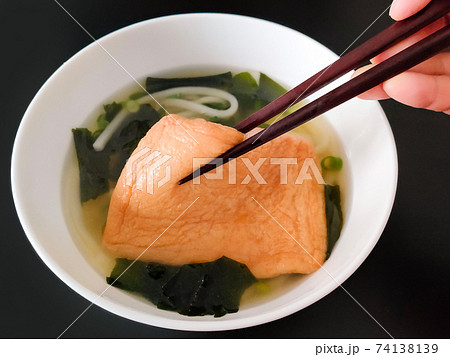 きつねうどんを食べる 74138139