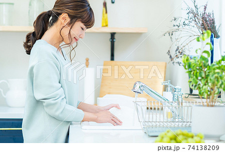 皿洗いをする若い女性 74138209