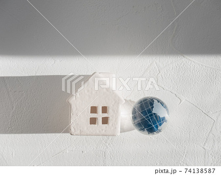 家や世界・地球。新型コロナウイルス・感染症の影響や社会問題など。 74138587