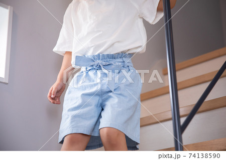 女の子が新しい家の階段を降りてくる Home の写真素材
